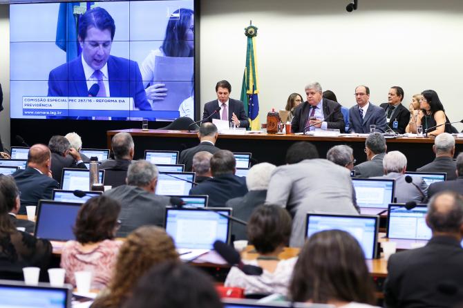 Comissão aprova parecer do relator da reforma da Previdência