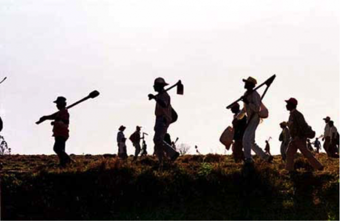 DOCUMENTO EM NOME DE INTEGRANTE FAMILIAR QUE PASSOU A EXERCER TRABALHO URBANO NÃO DESCARACTERIZA RECONHECIMENTO DA ATIVIDADE RURAL PELO DEMAIS MEMBROS DA FAMÍLIA