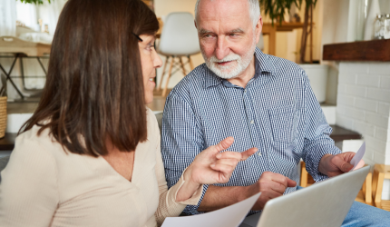 Fui aposentado e continuo trabalhando. Gostaria de saber se poderia cancelar a minha aposentadoria e utilizar as contribuições atuais para garantir outra mais vantajosa