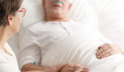 Meu companheiro faleceu. A pensão por morte será minha ou da esposa legítima? 