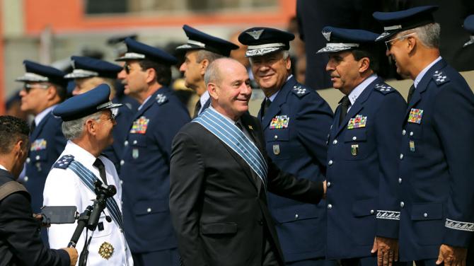 O poder de farda grita contra o fim das vantagens na previdência