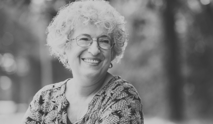 Uma mulher com 61 anos de idade e 15 anos de contribuição pode parar de pagar o INSS?